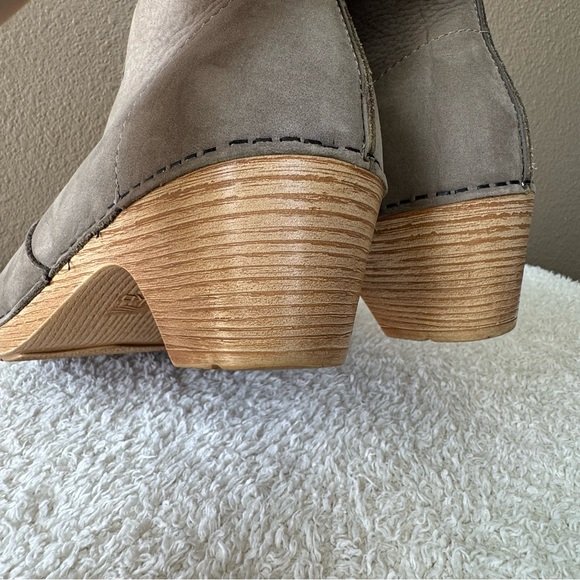 Dansko Maria Nubuc Booties boots suede tan EUC - Picture 11 of 11